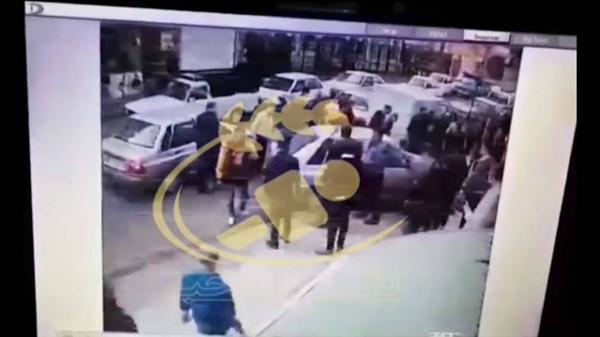 تصادف پراید با 3 خودروی پارک شده و سقوط تیر چراغ برق تصادف پراید با 3 خودروی پارک شده و سقوط تیر چراغ برق