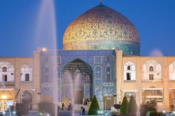 آغاز نصب آجرهای لعابدار گنبد مسجد شیخ لطف الله اصفهان شروع نصب آجرهای لعابدار گنبد مسجد شیخ لطف الله اصفهان