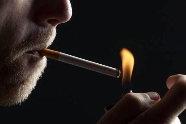 هشدار؛ دود سیگار قدرت بینایی را کم می کند هشدار؛ دود سیگار قدرت بینایی را کم می نماید