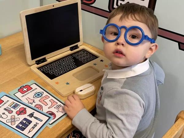 ببینید ، کم سن ترین پسربچه باهوشی که دنیا را حیرت زده کرد ، نابغه 4 ساله دنیا را ببینید