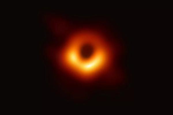 چرخش عجیب سیاهچاله ای که بشریت آن را شکار کرد، عکس